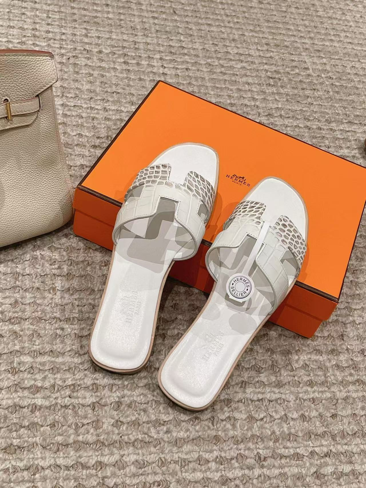 UA Hermès Oran sandal