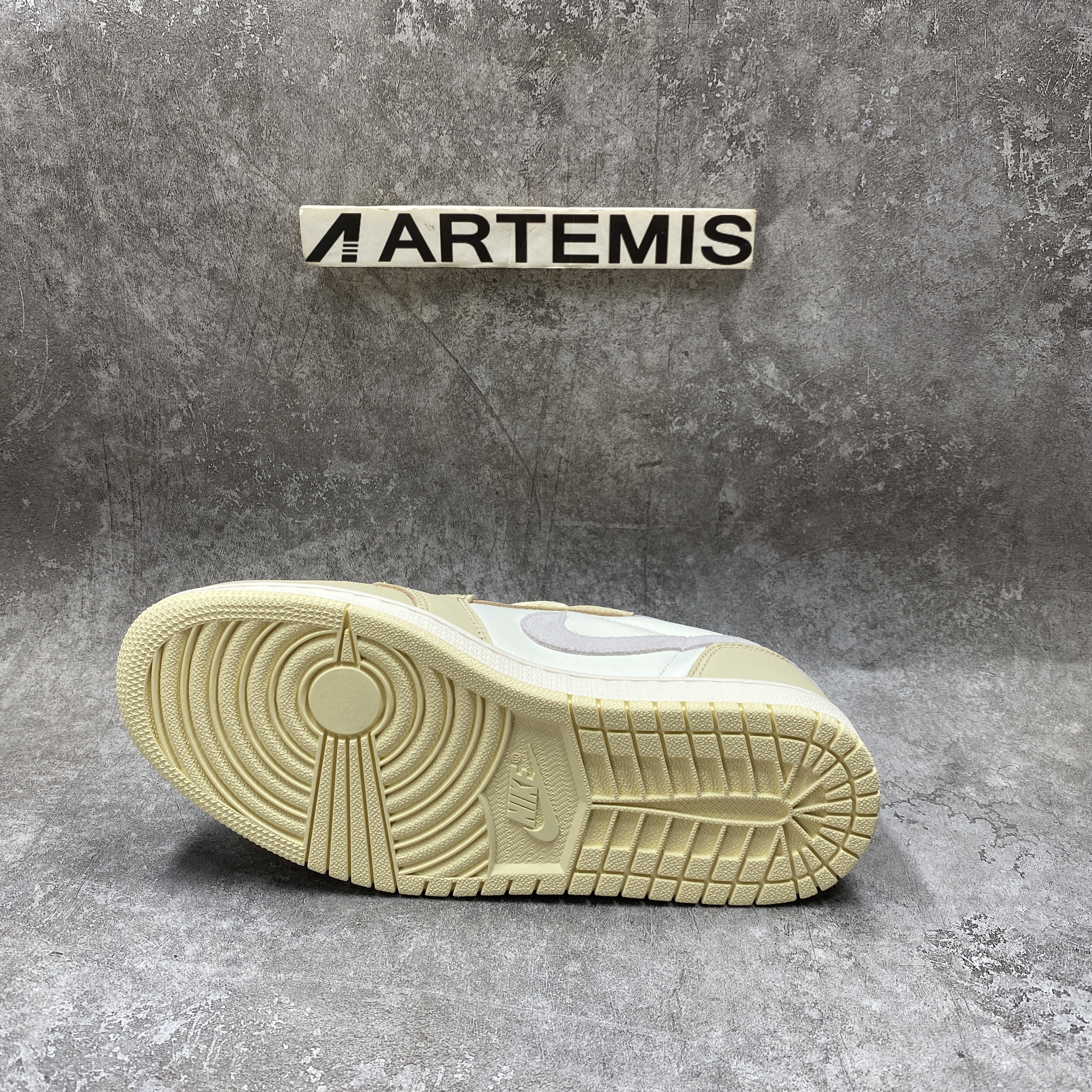 Off-White x Nike Air Jordan 1 Low