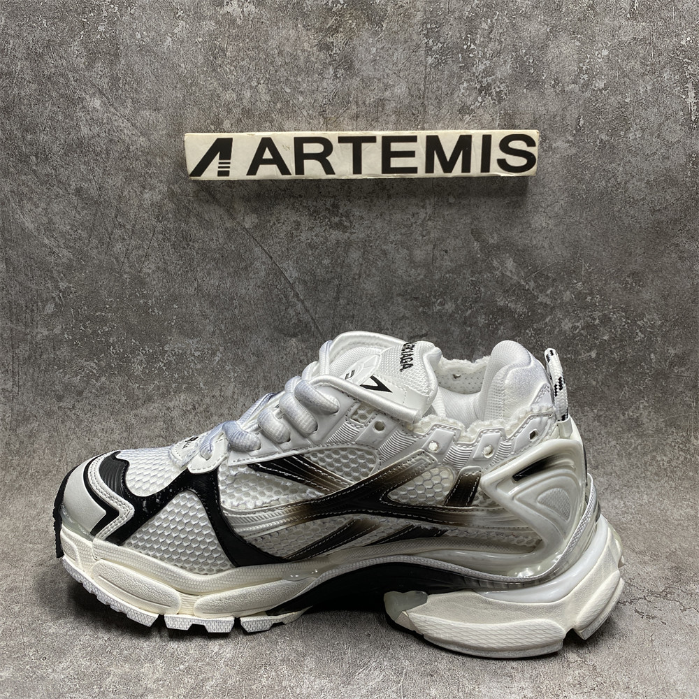 ua Ba*len*cia*ga runner sneaker