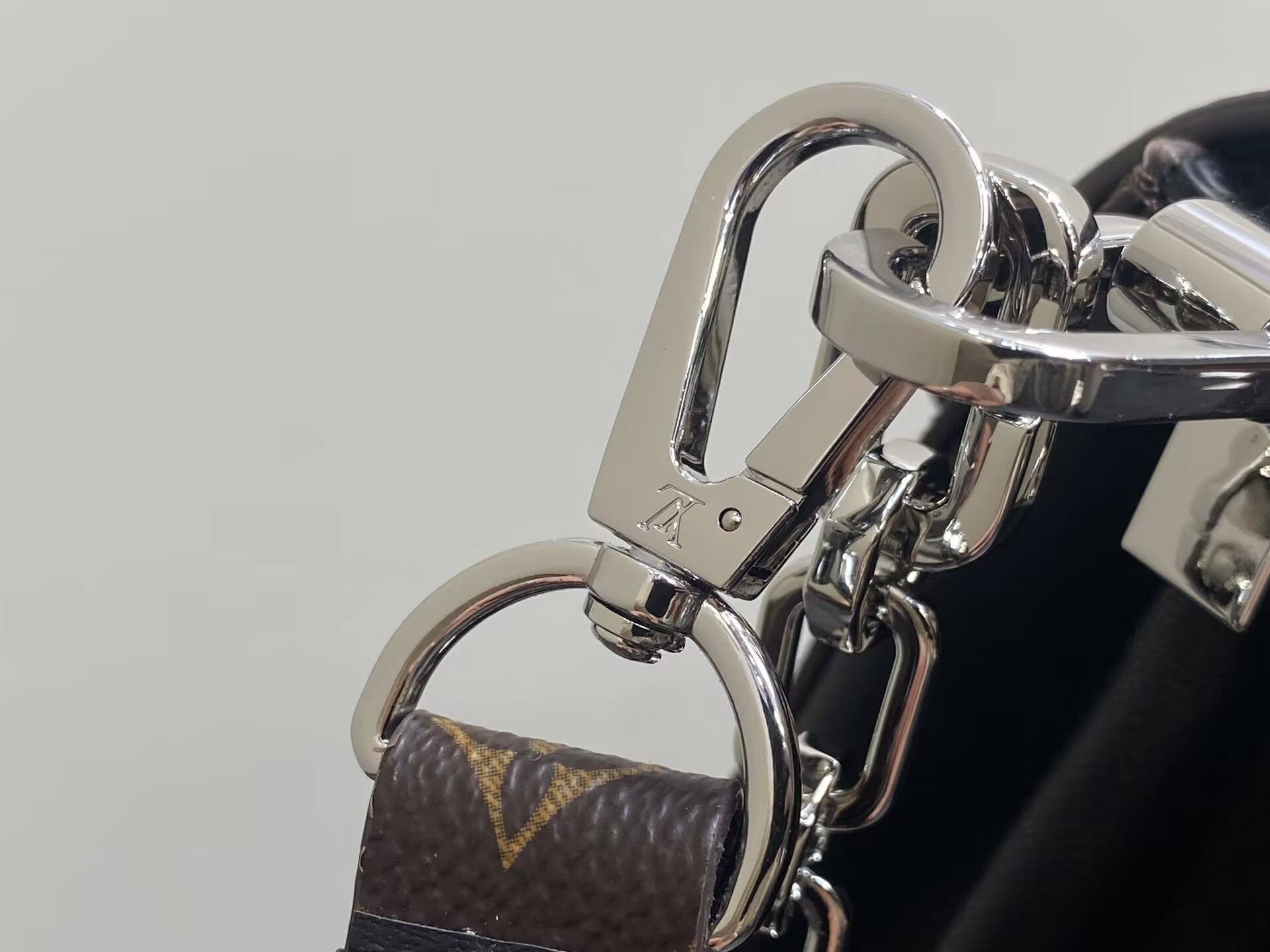 LV Dauphine Soft MM M13450 24 x 17 x 9 cm