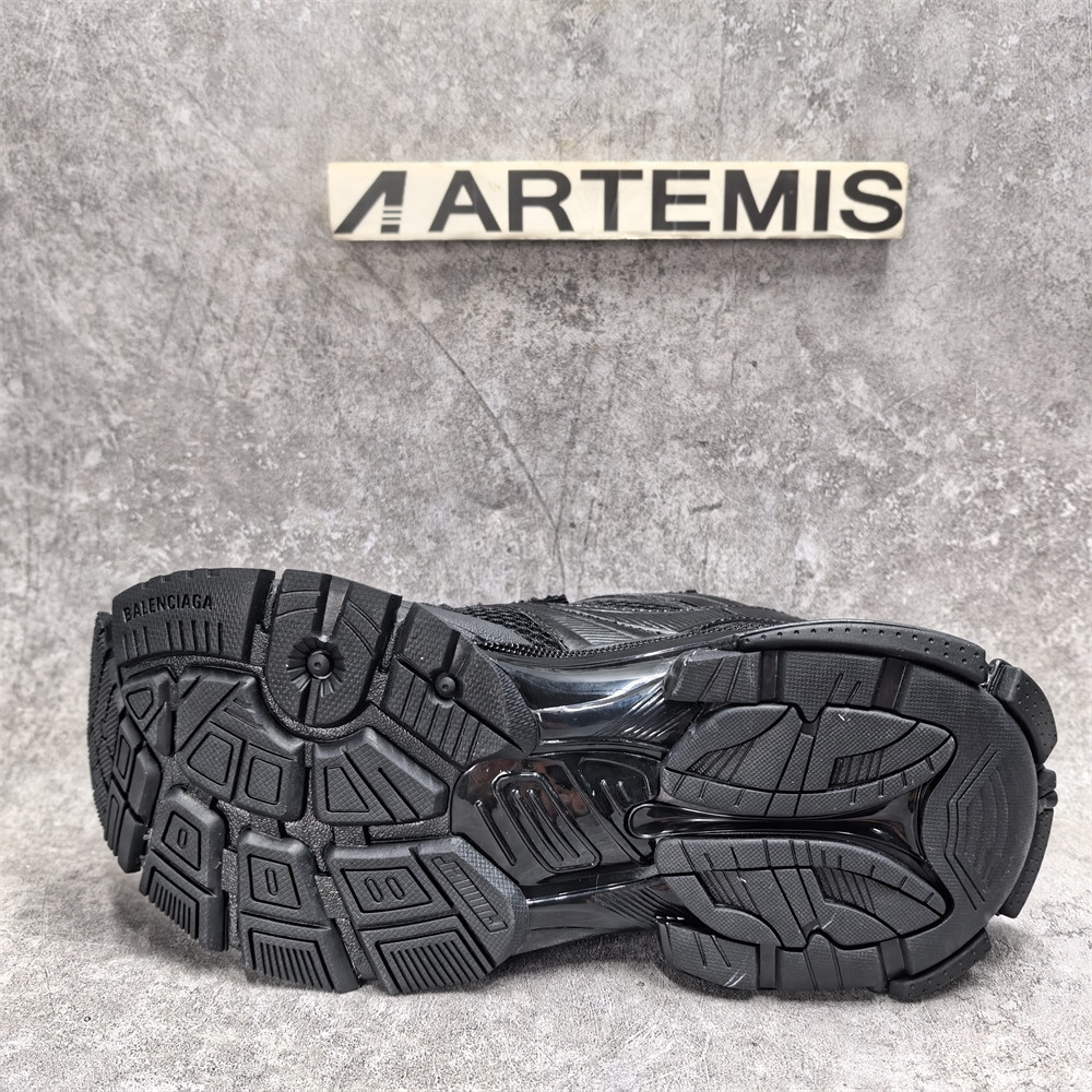 ua Ba*len*cia*ga runner sneaker