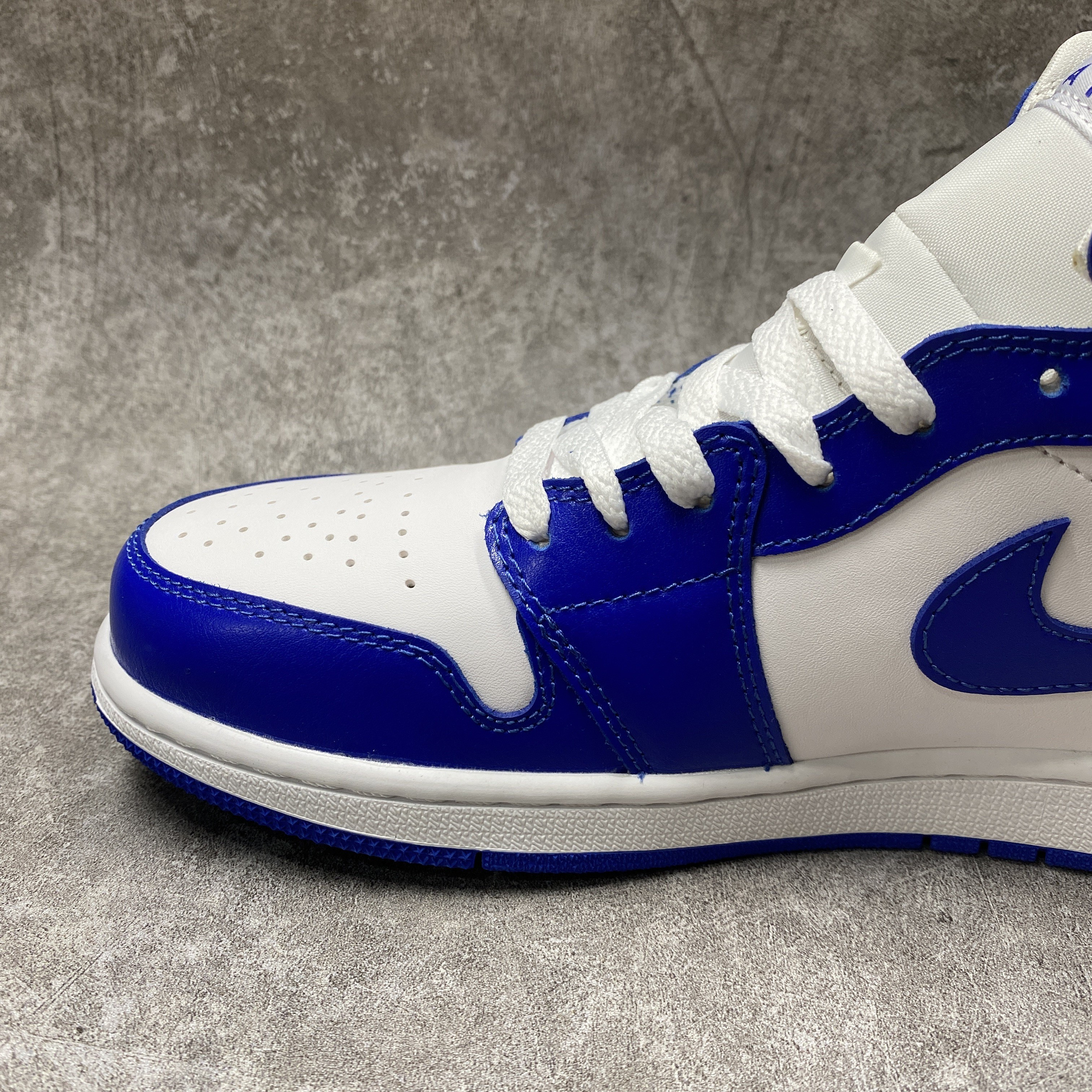 Air Jordan 1 Mid Kentucky Blue