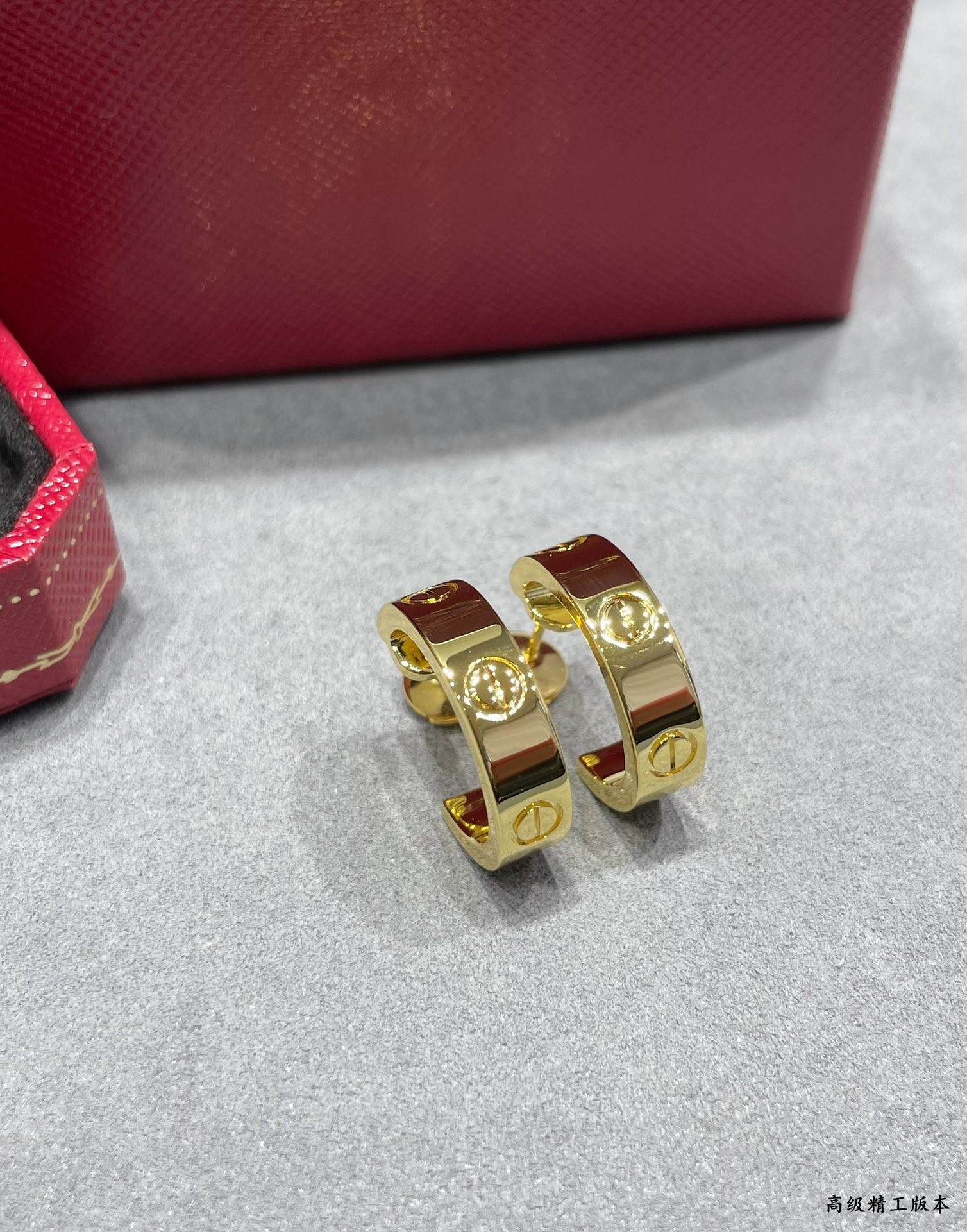 Ca*t*er wide glossy love earrings