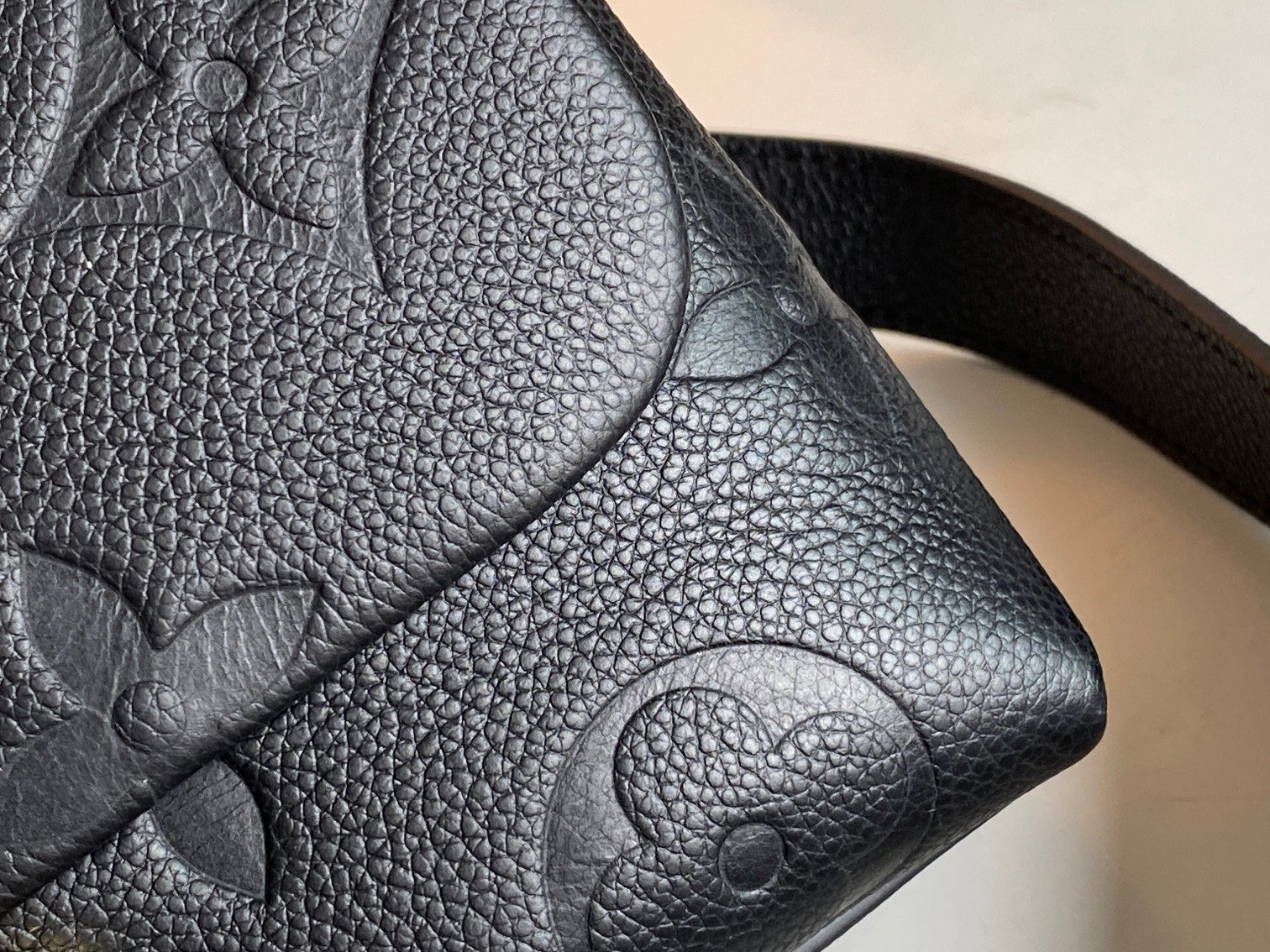 LV Madeleine BB M45978 24x17x8.5cm