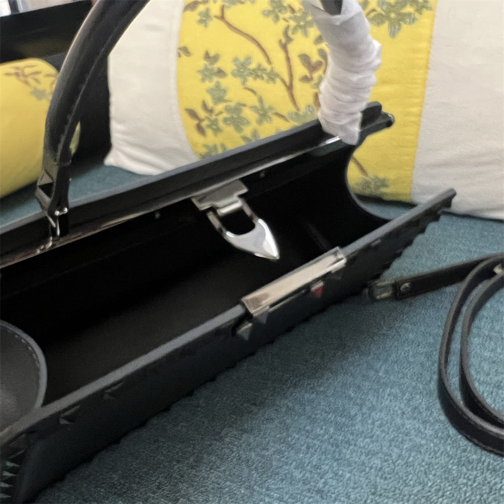 VALENTINO GARAVANI ROCKSTUD23 smooth calfskin handbag Black