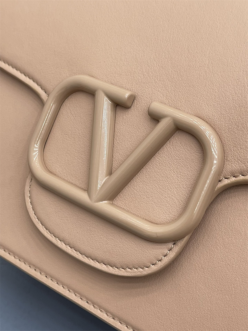 VALENTINO GARAVANI LOCÒ CALFSKIN SHOULDER SMALL BAG ROSE CANNELLE 22 x 16  x 7 cm