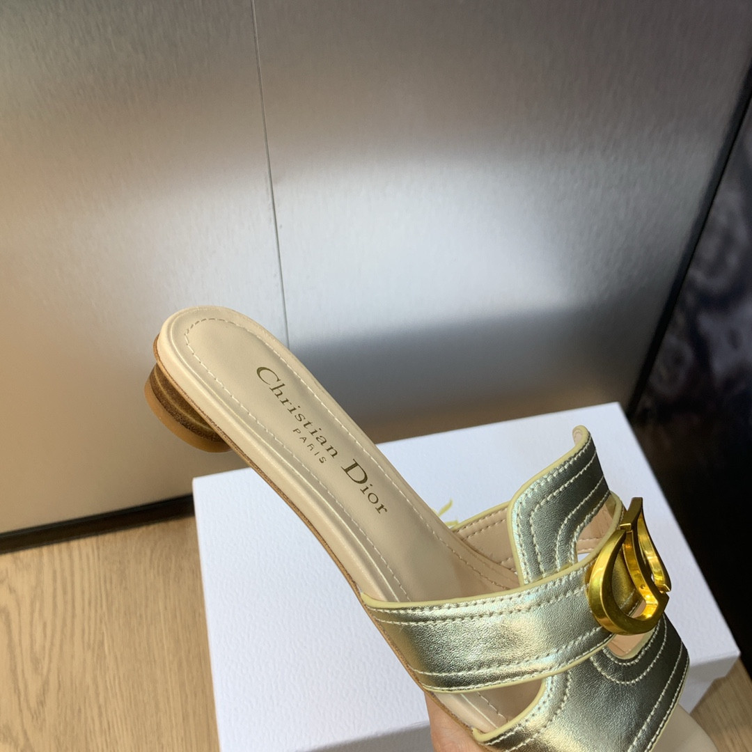 ua D*or 30 montaigne slide