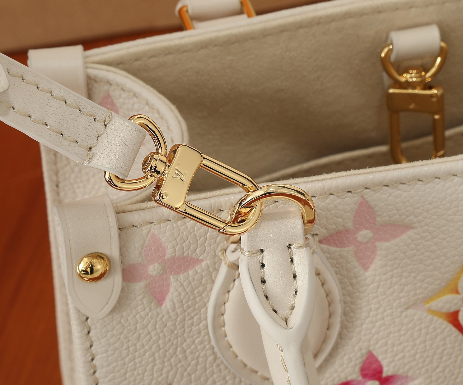 LV OnTheGo BB M47115 7.1 x 5.9 x 3.3 in