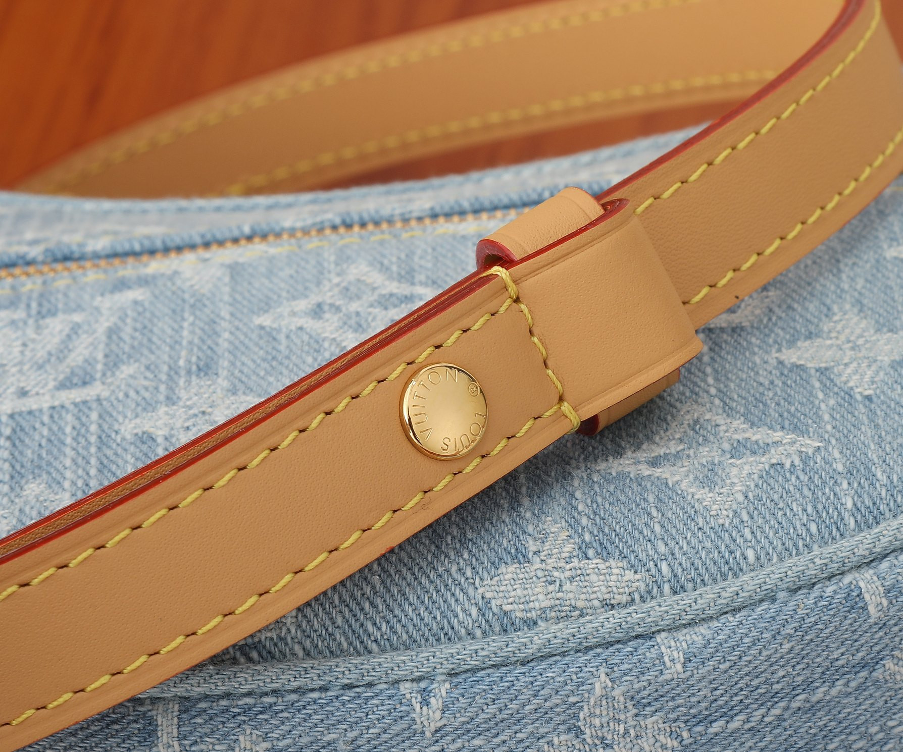 LV Loop M24846 9.1 x 5.1 x 2.4 inches