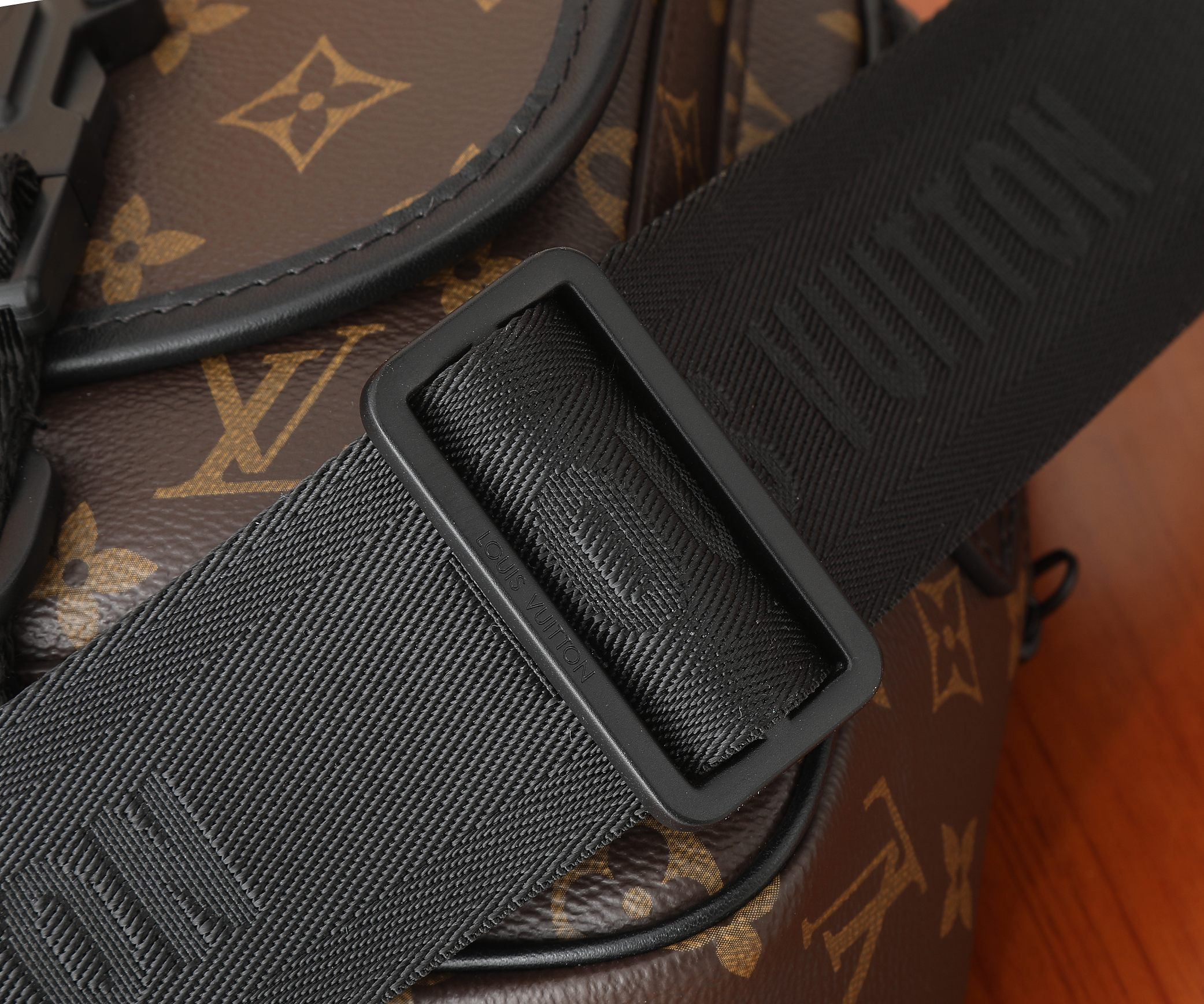 LV Quest Messenger M46973 7.1 x 7.1 x 3.9 inches