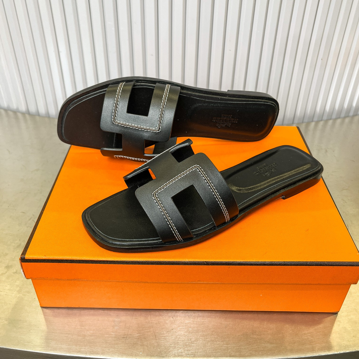 UA Hermès Oran sandal
