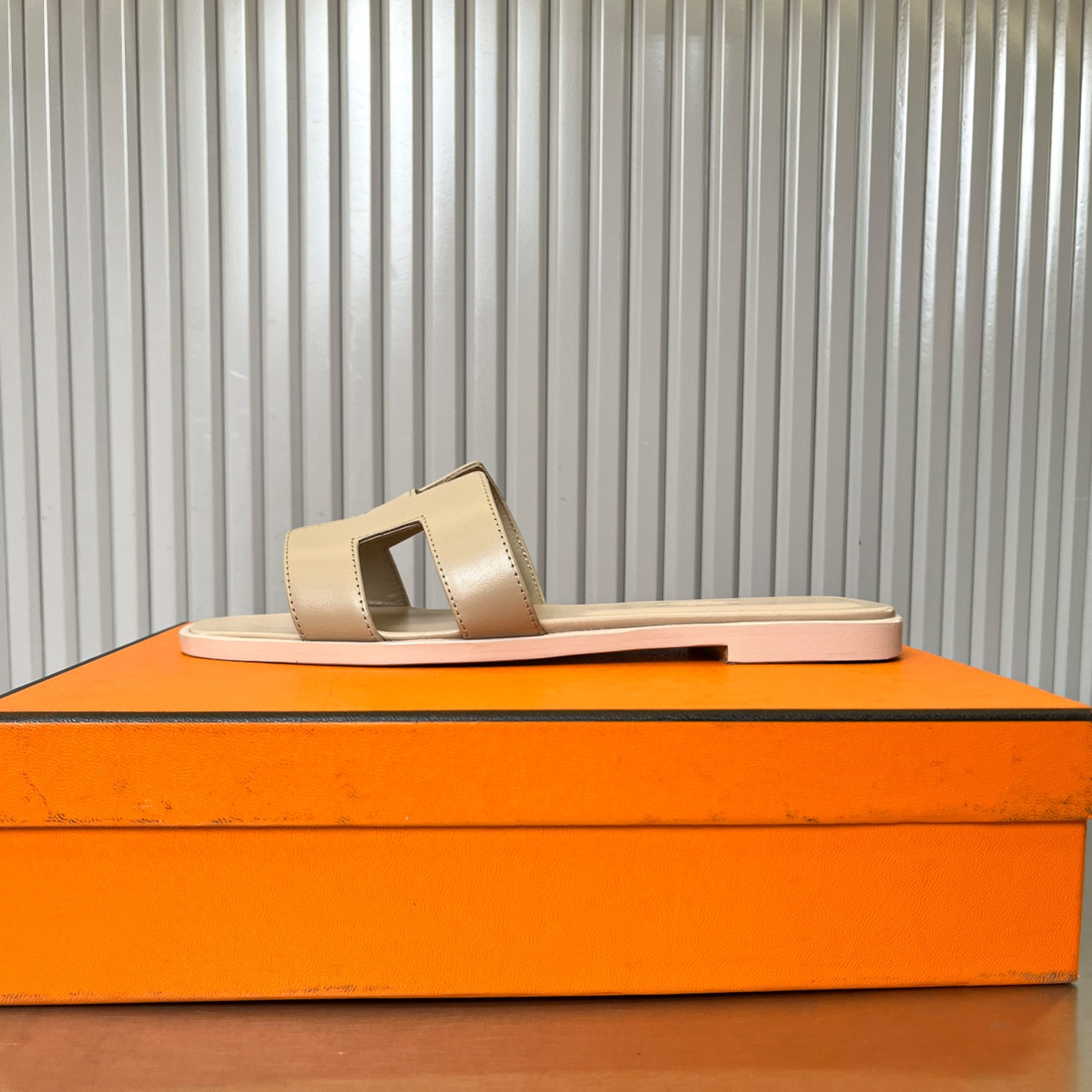 UA Hermès Oran sandal