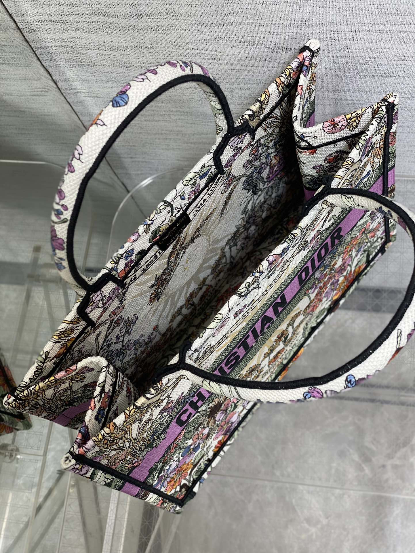 medium D*or book tote ecru multicolor 36 x 27.5 x 16.5 cm