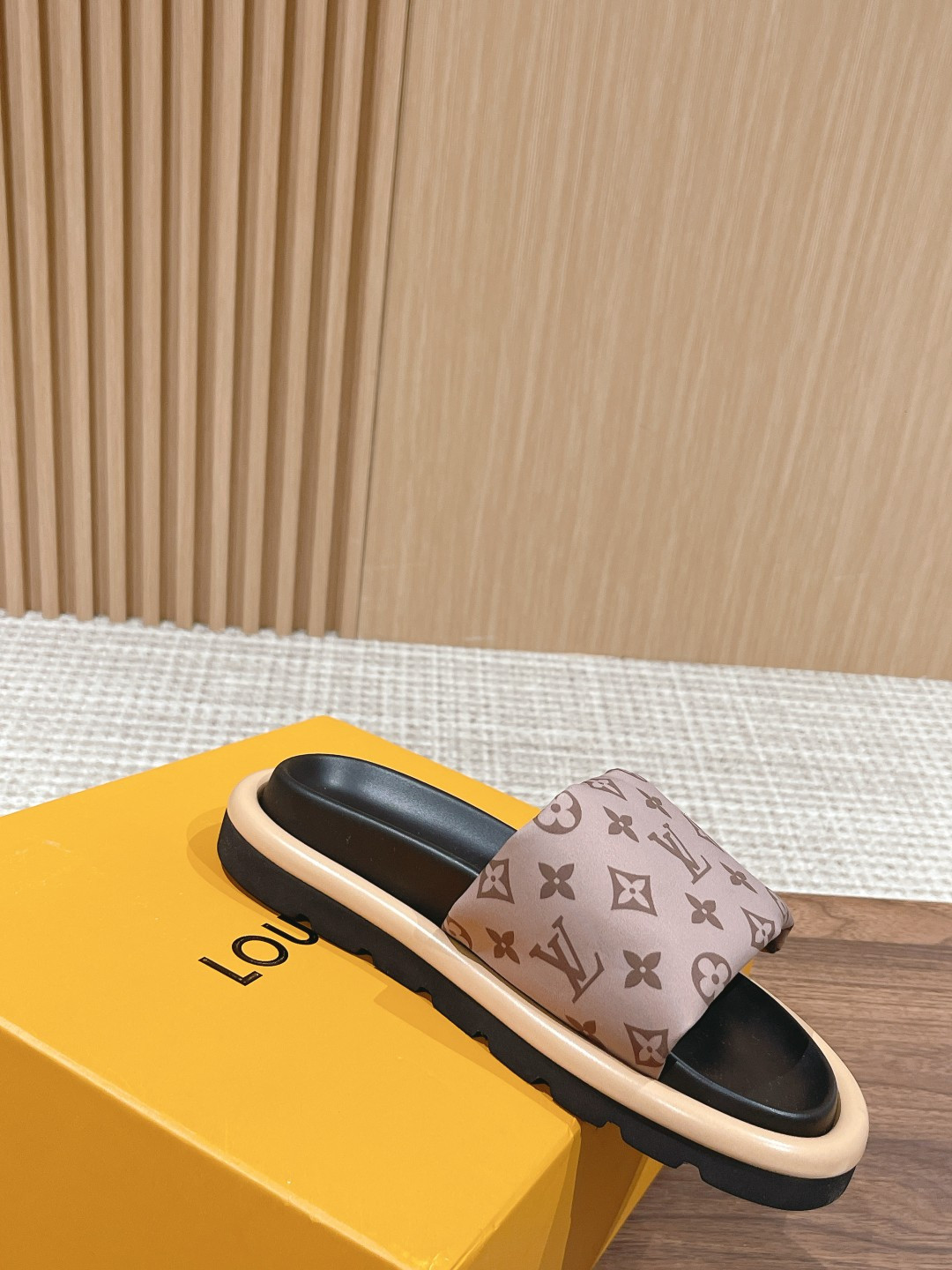 UA LV Pool Pillow Flat Comfort Mule