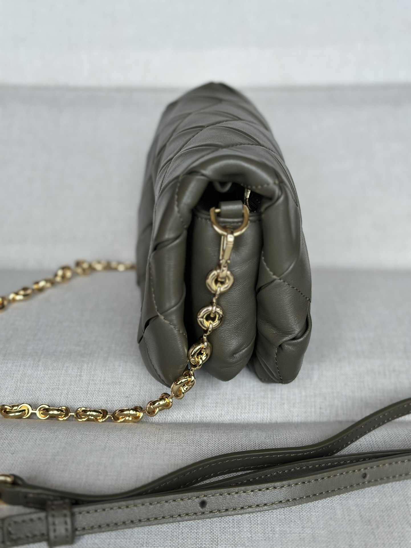 L0ew* mini puffer goya in pleated shiny nappa lambskin 20x6x13cm