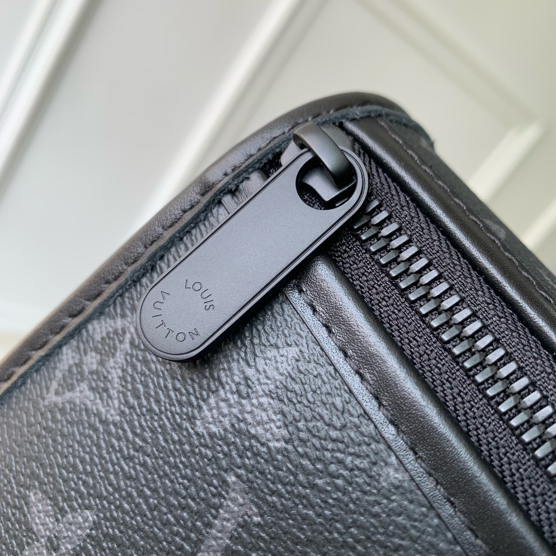 LV Bosphore Wearable Wallet M12599  12 x 7 x 19 cm