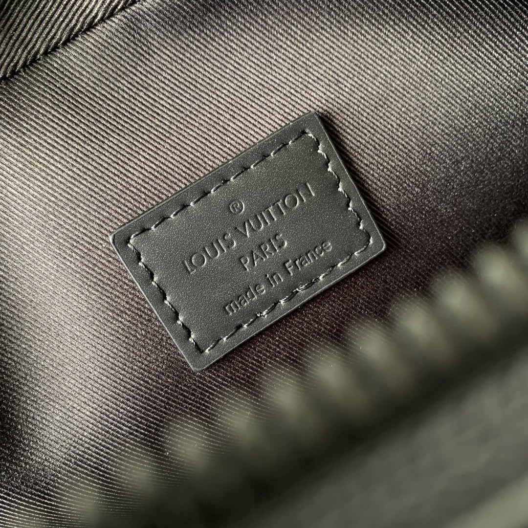 LV Getaway Messenger M12518 17 x 7.8 x 18 cm