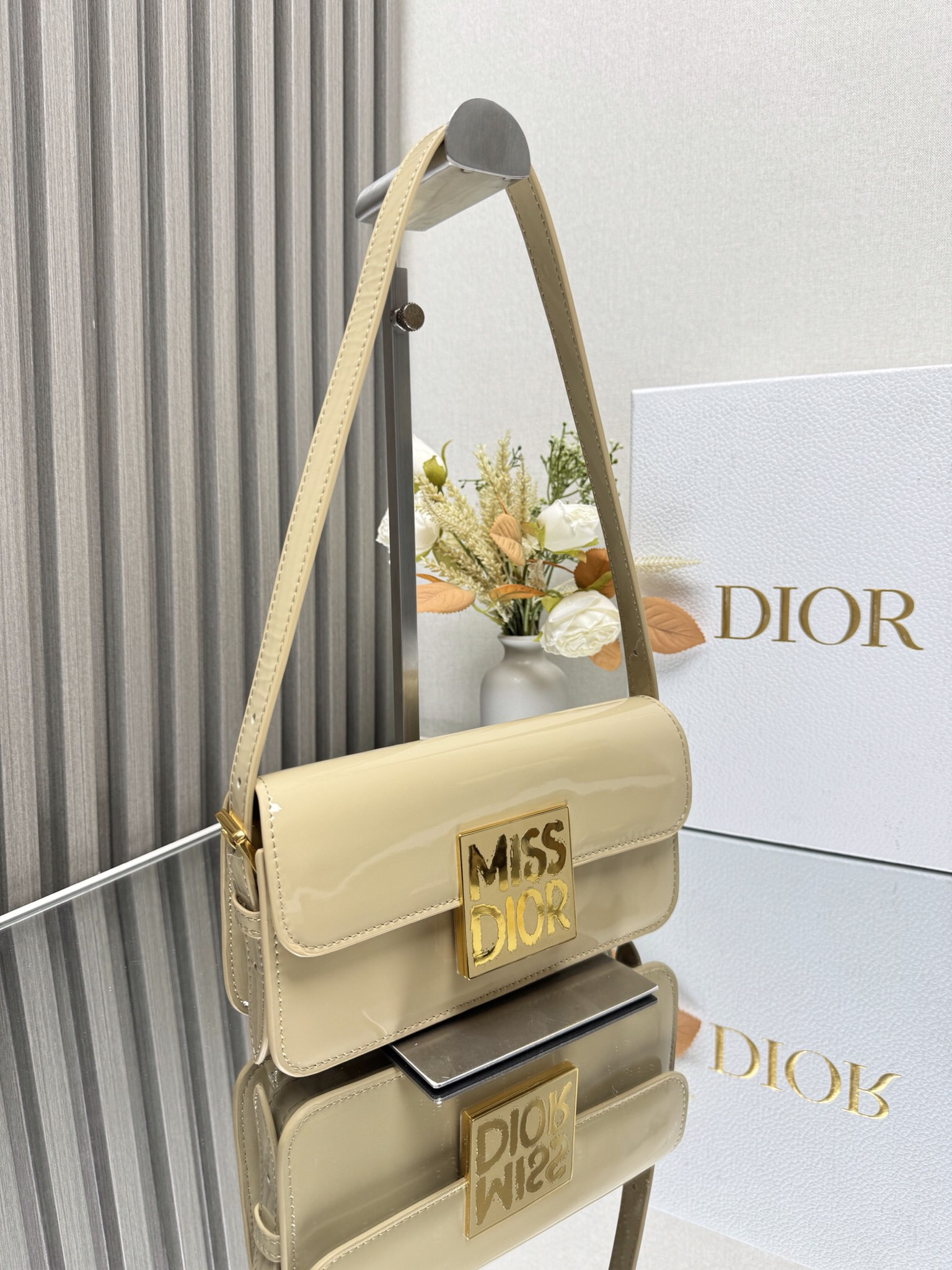 D*or miss D*or flap bag 22 x 11 x 6 cm(patent calfskin)